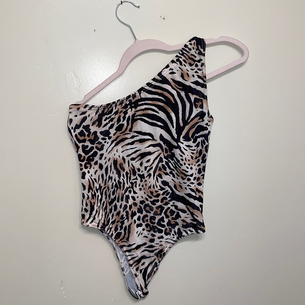 Pretty little thing one strapped leopard body suit
